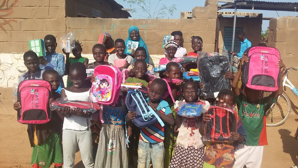 ADIHDI1's tweet photo. Le 23/09/18, les parents ont reçu les frais  scolarité de leurs enfants et chaque enfant a eu son kit de fournitures  pour la rentrée scolaire. Tout cela a été financé par Play and Give et  ses partenaires. 
Vive le partenariat @ADIHDI1- @play_give pour le bien être des enfants ! https://t.co/i3h94R3TqJ