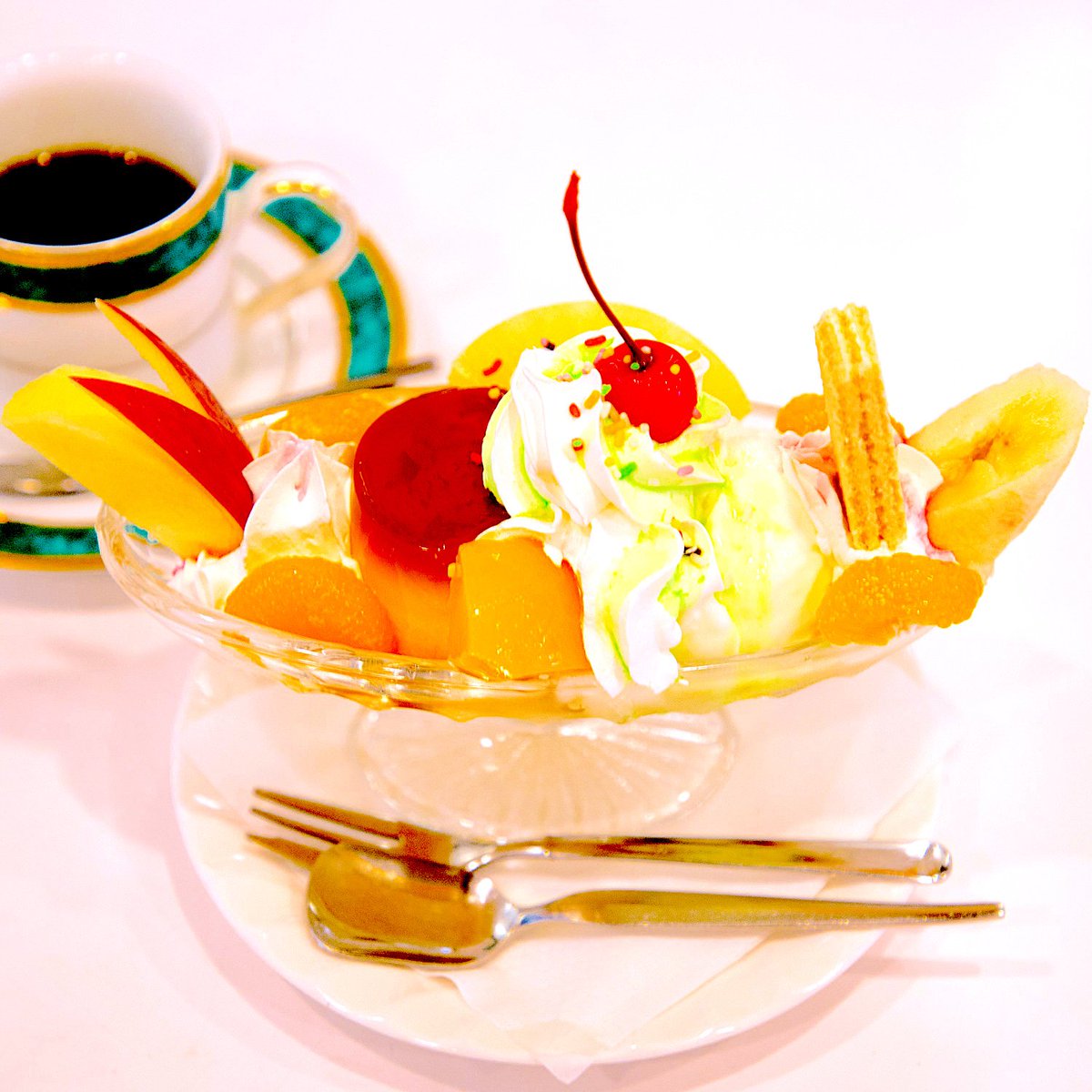 東急電鉄 公式 のるるんと一緒 見た目にも可愛らしいレトロなプリンアラモード プリンローヤル が味わえる 喫茶まりも 新丸子店 新丸子駅から徒歩４分ほどの場所にある老舗の喫茶店です 多数のドラマ撮影にも使われる 昭和レトロな店内に癒されて