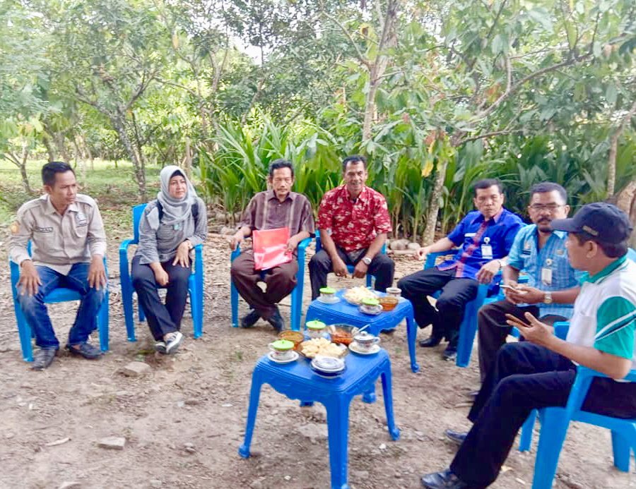 fkp2indonesia's tweet photo. #KerjaNyata #TKPPLPSulbar Bersama ASN dari @ditjenbun @kementan mlksnakan knjungan srta monitoring prsiapan pnanaman KOPI, KELAPA, dan KAKAO di Desa Batupanga Daala, Kab. Polman-Sulbar @jokowi @Amran_Sulaiman1 @badansdm @kempanrb @Balitbangtan @agroinovasi #PerkebunanJaya #FKP2I https://t.co/i98Yuw8ajN
