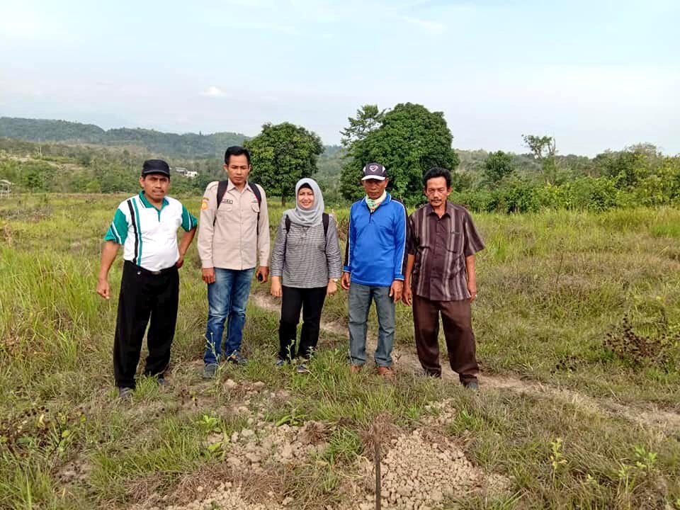 fkp2indonesia's tweet photo. #KerjaNyata #TKPPLPSulbar Bersama ASN dari @ditjenbun @kementan mlksnakan knjungan srta monitoring prsiapan pnanaman KOPI, KELAPA, dan KAKAO di Desa Batupanga Daala, Kab. Polman-Sulbar @jokowi @Amran_Sulaiman1 @badansdm @kempanrb @Balitbangtan @agroinovasi #PerkebunanJaya #FKP2I https://t.co/i98Yuw8ajN