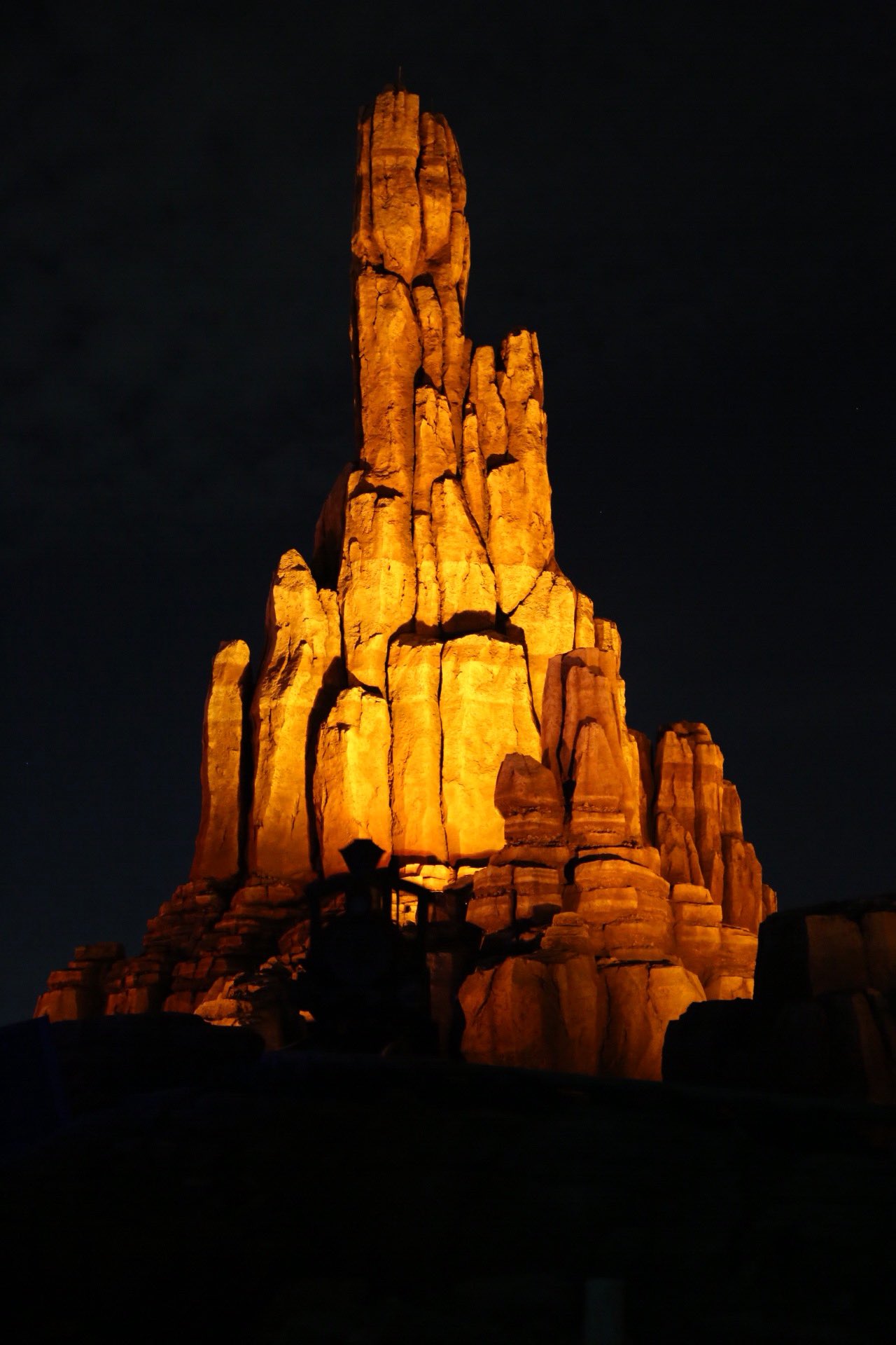 Joe Dig ビッグサンダーマウンテンで 金探し中に隠れミッキーを見つけるポイント 岩 石の形 サボテンの生え方 車輪 歯車の置き方 この3つに注目しながら楽しみましょう 時々キャストさんによる隠れミッキーが見つかるカモ 注 機関車に乗る前も後も Joe Dig ビッグサンダーマウンテンで 金探し中に隠れミッキーを見つけるポイント 岩 石の形 サボテンの生え方 車輪 歯車の置き方 この3つに注目しながら楽しみましょう 時々キャストさんによる隠れミッキーが見つかるカモ 注 機関車に乗る前も後も