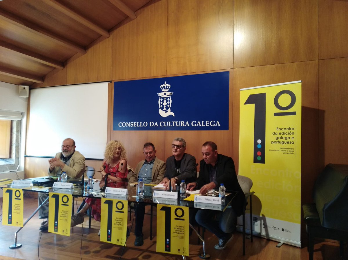 EditorasGalegas's tweet photo. #Olladas desde a #escrita, mesa redonda que abre o I #Encontro da #edición #galega e #portuguesa, con #CarlosQuiroga, #TeresaMoure, #JoseVialeMoutinho e #SusodeToro
( @SusodeToro1 @TeresaMoure
@EditorasGalegas @CEDROenlinea
@consellocultura @conscultura @Xunta) https://t.co/6ubmSGDJzp