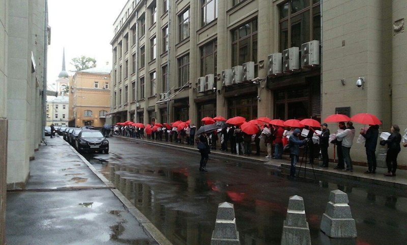 Путину принесли 1 млн подписей россиян против пенсионной реформы #новости bloknot.ru/obshhestvo/put…
