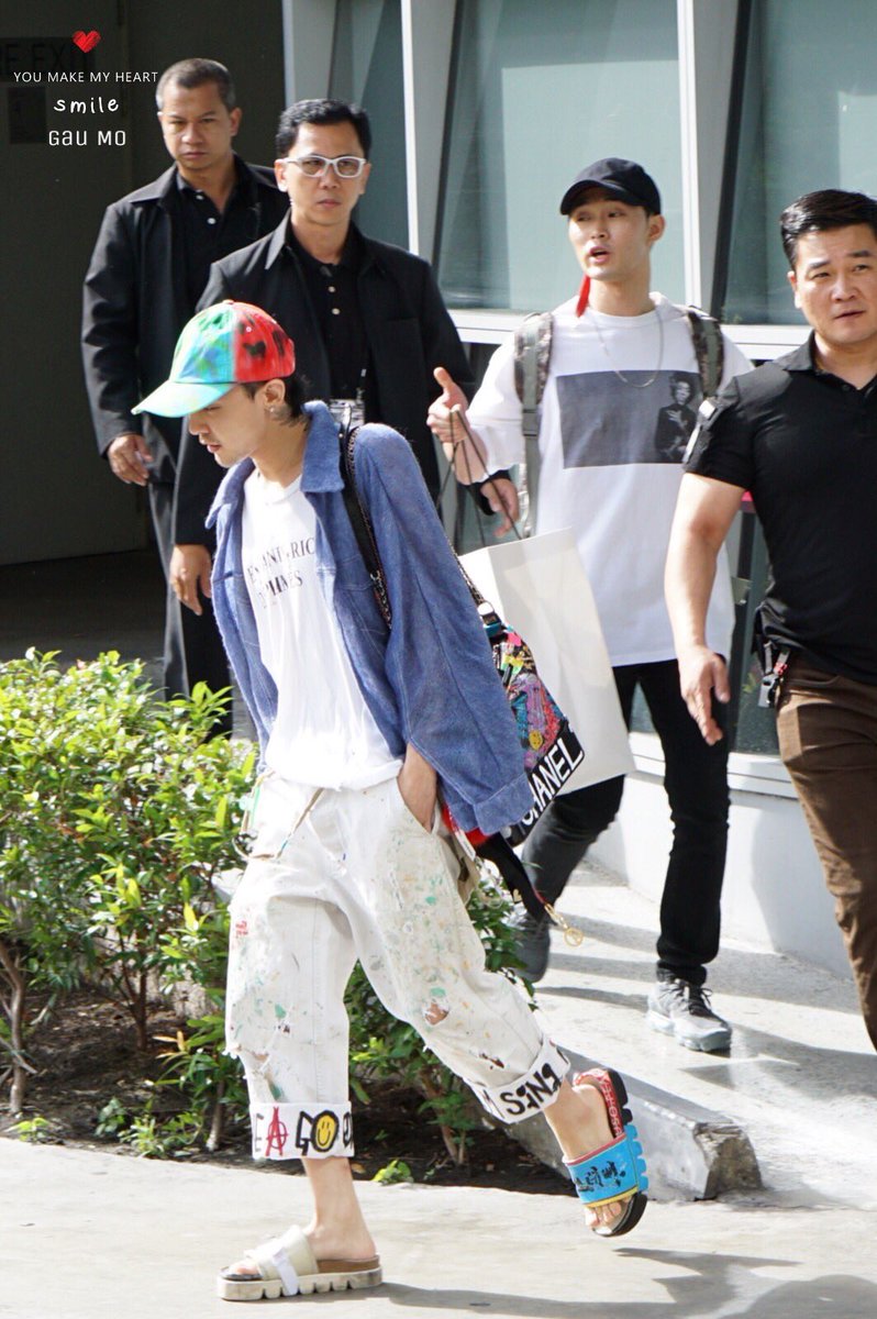 aomviiixxviii's tweet photo. GD ไม่ใช่ผู้หยั่งรู้อนาคตหรอกนะ แต่ GD คือคนที่ชอบทำอะไรก่อนคนอื่นต่างหาก
-ดอกมุราคามิ GD ใช้มันตั้งแต่ปี 2010
-มินิฮาร์ท GD ทำท่านี้มาตั้งแต่เด็ก
-อัลบั้ม USB GD ก็ทำมันก่อนคนอื่นๆ
-แฟชั่นที่ไม่เข้าตา GD ก็เริ่มมาจากความชอบของตัวเอง
เพราฉะนั้นชื่อของ GD จึงถูกนำมาเปรียบเทียบเสมอ https://t.co/CcqDN6JQQ0