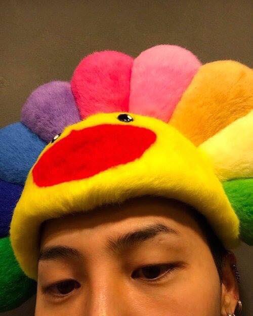aomviiixxviii's tweet photo. GD ไม่ใช่ผู้หยั่งรู้อนาคตหรอกนะ แต่ GD คือคนที่ชอบทำอะไรก่อนคนอื่นต่างหาก
-ดอกมุราคามิ GD ใช้มันตั้งแต่ปี 2010
-มินิฮาร์ท GD ทำท่านี้มาตั้งแต่เด็ก
-อัลบั้ม USB GD ก็ทำมันก่อนคนอื่นๆ
-แฟชั่นที่ไม่เข้าตา GD ก็เริ่มมาจากความชอบของตัวเอง
เพราฉะนั้นชื่อของ GD จึงถูกนำมาเปรียบเทียบเสมอ https://t.co/CcqDN6JQQ0