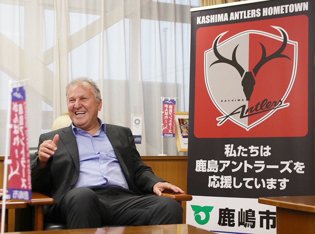 茨城県鹿嶋市 公式 鹿嶋市名誉市民のジーコ氏 鹿島アントラーズ テクニカルディレクター が 10月7日 日 に開催されるホームタウンデイズ鹿嶋の日のｐｒのため鹿嶋市役所に来庁し 中学生や市民 職員に盛大に迎えられました 詳細は 市公式facebook