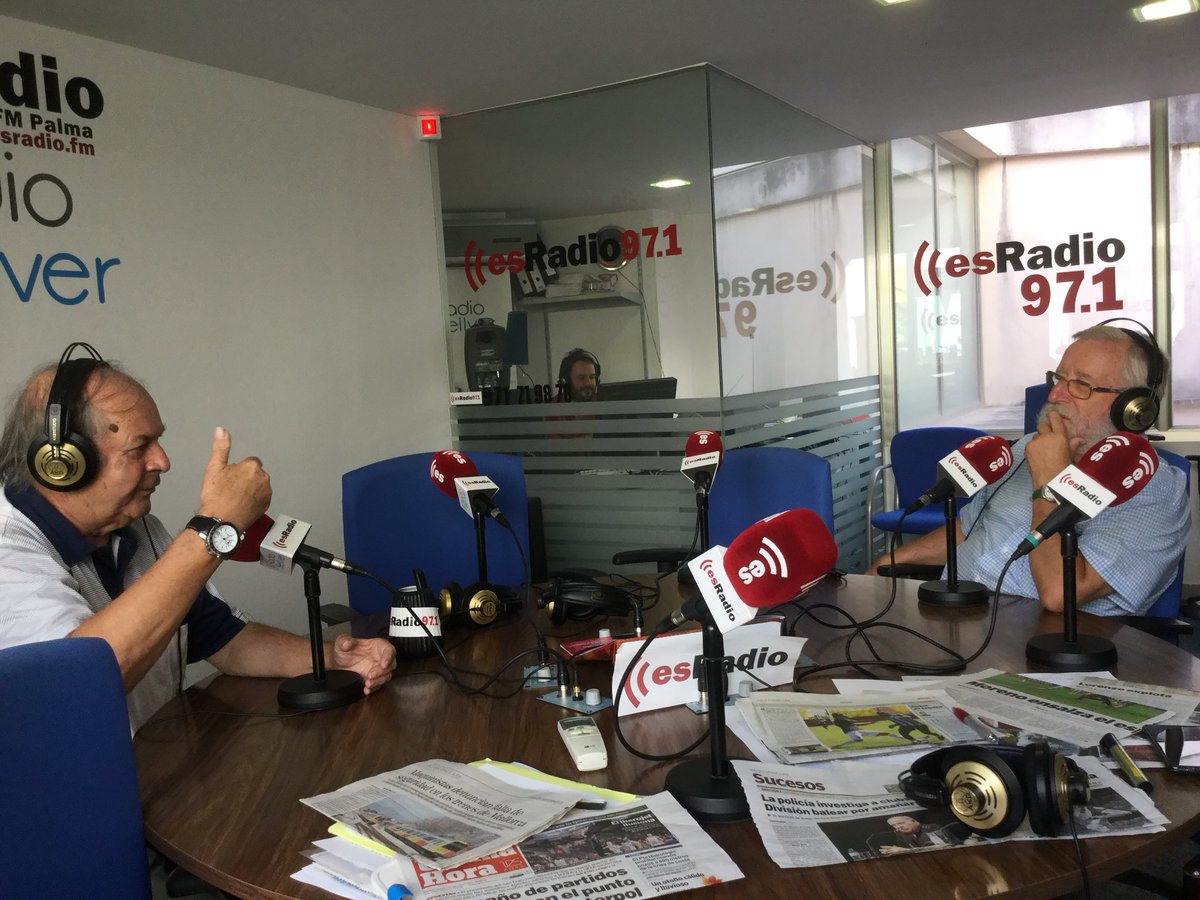 esRadioBaleares's tweet image. Las apuestas en el fútbol, compras y amaños de partidos, en el centro del mano a mano de #MVidal y #SColl, con la participación de #ASpadaro, que denuncia la inclusión ilegal de equipos juveniles ivoox.com/coll-vidal-spa…