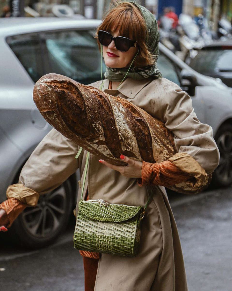 introducing my new « bistrot bag ». « Le sac qui renferme tous les clichés ». #bistrotbag #pfw by #bertrandlepluard « aller chercher le pain en pyjama » ameliepichard.com/fr/shopping/sa…
