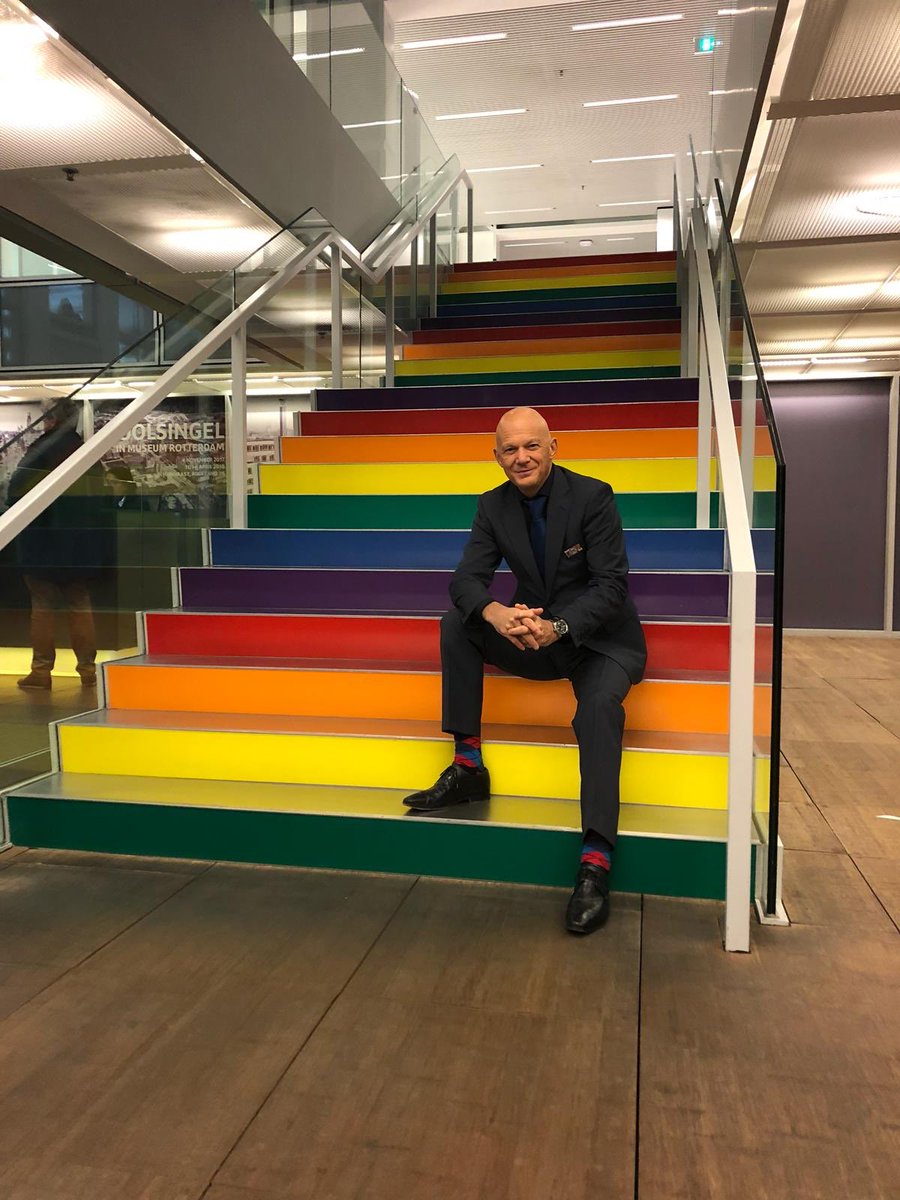 De Regenboog-trap op Stadstimmerhuis ziet er cool uit. Ook ⁦<a href="/College010/">B en W Rotterdam</a>⁩ en ⁦<a href="/rotterdam/">Gemeente Rotterdam</a>⁩ zijn klaar voor de #lhbti+ ⁦<a href="/RotterdamPride/">Rotterdam Pride</a>⁩. Leuk idee van de LHBTI+ en friendly ambtenaren!
