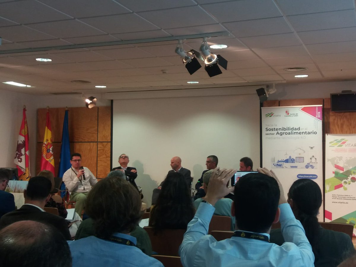 Apertura del seminario "Hacia la sostenibilidad en el sector agroalimentario mediante tecnología 4.0" en Valladolid a cargo de @milamarcos08 todo un día de ponencias y mesas redondas para trabajar y aprender <a href="/Vitartis/">VITARTIS</a> <a href="/jcyl/">Junta de Castilla y León</a>