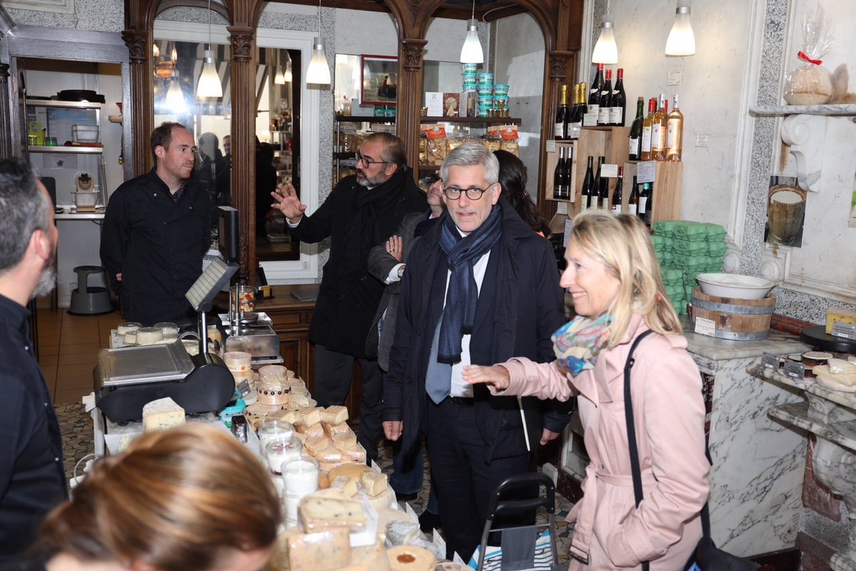 Arnaud_Pericard's tweet photo. Visite du centre-ville en compagnie de @fredvalletoux, conseiller régional chargé du #commerce et de l'#artisanat, dans le cadre des mesures de @iledefrance pour soutenir le secteur. Je salue nos commerçants qui participent à l'attractivité de @StGermainLaye #actionscommunes https://t.co/L1XFGbqgnZ