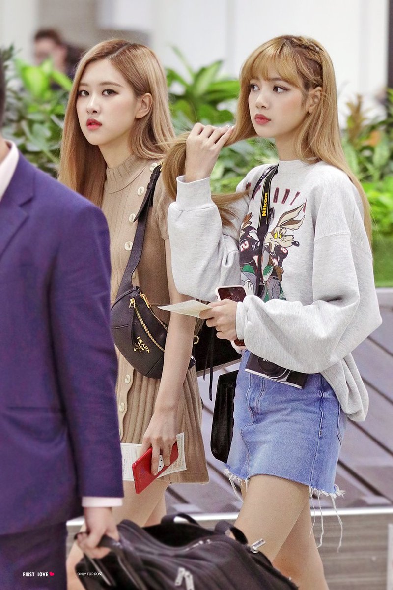 firstlove_rose's tweet photo. 180919 김포공항 입국

채영 넘 예쁘지 막라 넘 예쁘지 😭😭💝

👉 https://t.co/PBLPoqS6Lv

#블랙핑크 #로제 #BLACKPINK #ROSÉ https://t.co/o7YkGKWRWE