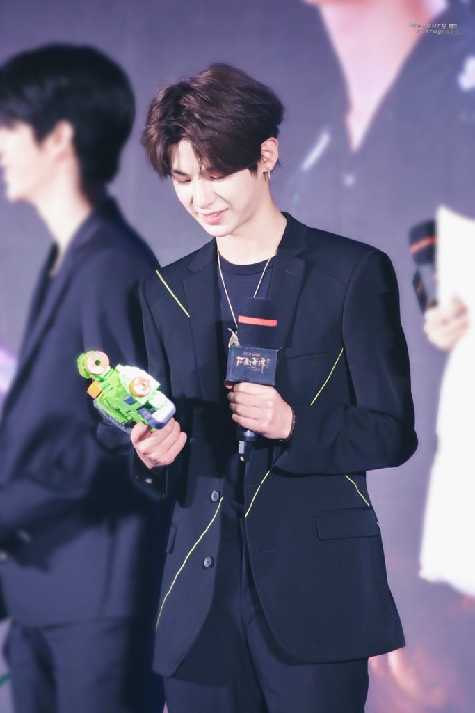 MercuryRetrogr4's tweet photo. 180925 北京 HD 3p🔫

🚫Do not delete logo,share with cr please.

#黄明昊 #Justin #저스틴 #JustinHuang #HuangMinghao https://t.co/xzWwlHvtD3