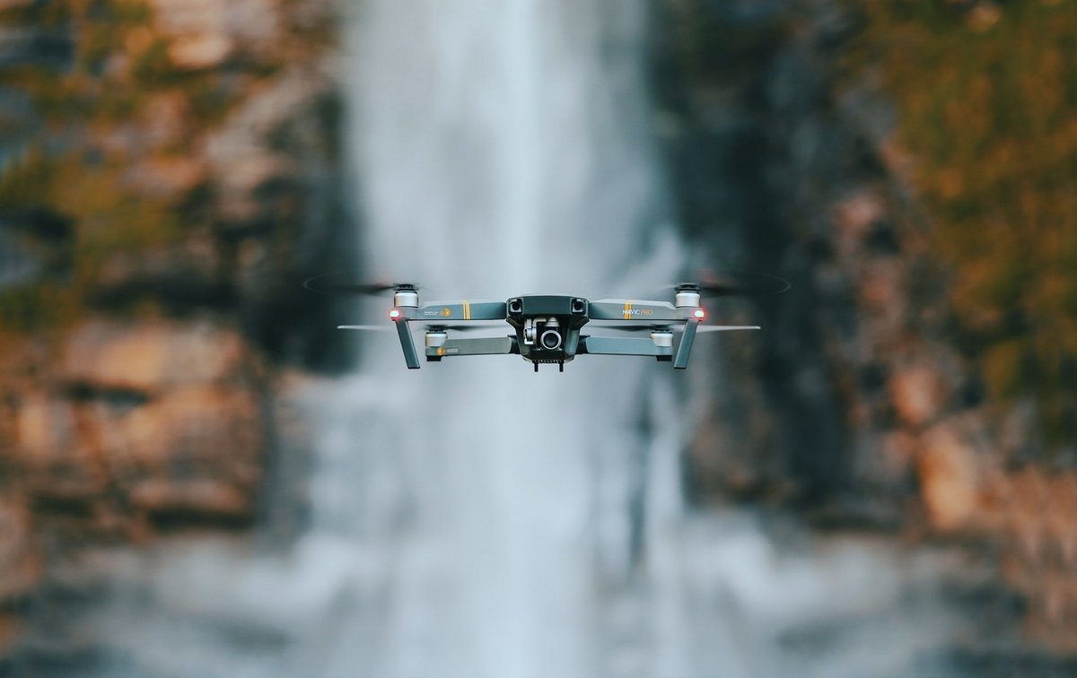 Grâce à l'#IA, la reconnaissance visuelle et la géolocalisation, les #drones détectent en un temps record les anomalies. <a href="/MarcYvonIBM/">Marc Yvon</a>, directeur Human Centric Innovation Center d’IBM, nous dévoile les secrets de ce marché en croissance. <a href="/LesClesDeDemain/">Les Clés de demain</a>. bit.ly/2pyKm1S