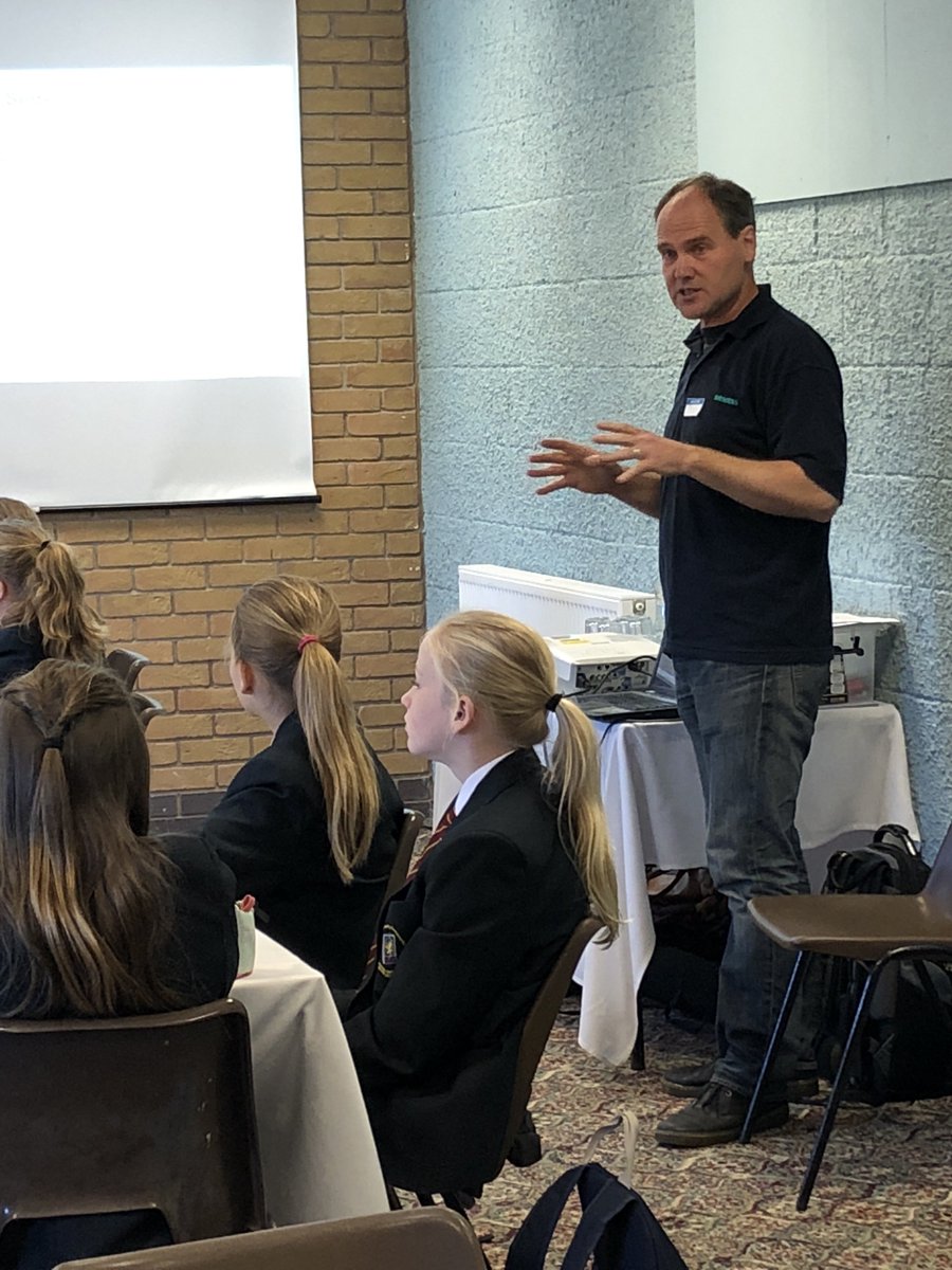 YourGreenFutur's tweet photo. Dragons Den in the Innovations workshop at #yourgreenfuture with @Siemens_Energy pitching an #AI #drone to identify #windturbines in need of repair! https://t.co/d7h5fNxabo