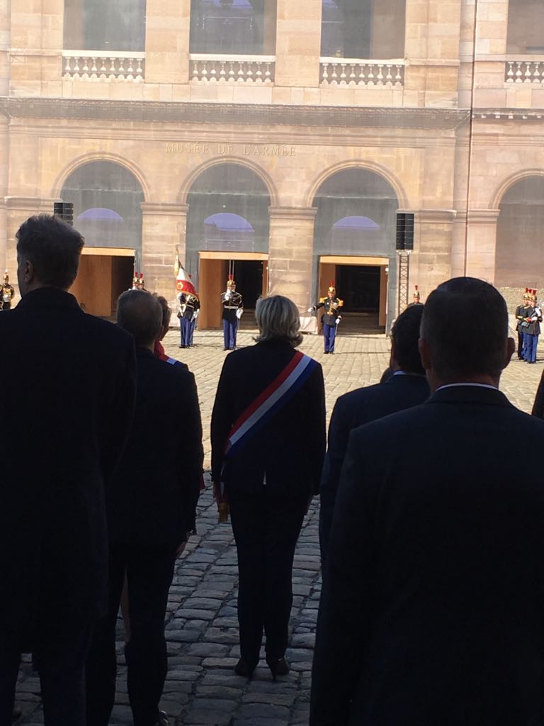 MLP_officiel's tweet photo. À l'occasion de la Journée nationale qui leur est consacrée, je suis présente ce midi dans la Cour d'honneur des Invalides pour rendre hommage aux #Harkis, Français par le sang risqué et par le sang versé ! 🇫🇷 https://t.co/LSeuH8cNDb
