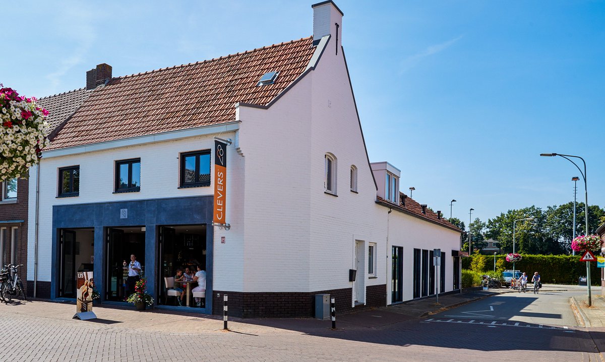 Ben jij al op onze unieke locatie in Kessel geweest?

Wij hebben zowel aan de voorkant als de achterkant een gezellig terras waar je kunt genieten van een heerlijk Clevers ijs ☀️