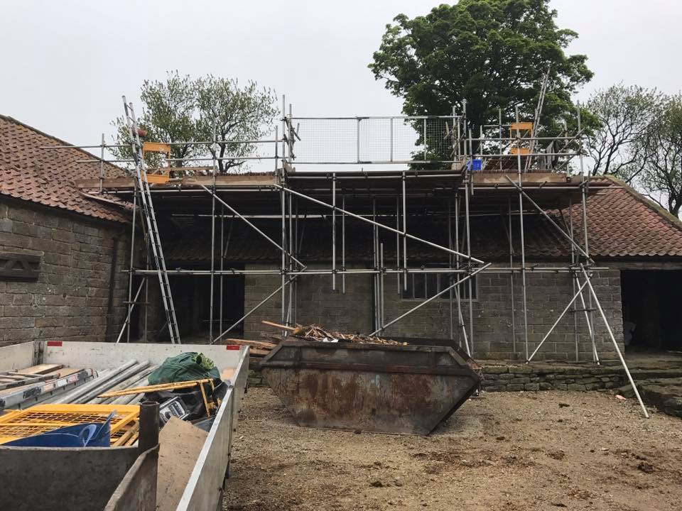 askscaffolding's tweet image. Scaffold erected to the perimeter of a barn fitted with a loading bay and an internal birdcage crash deck for re-roofing works near Bransdale North Yorkshire. #NorthYorkshire #Scaffolding #Ask