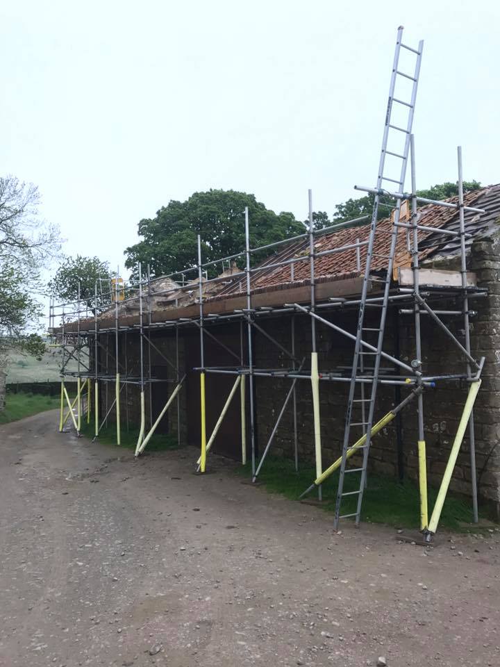askscaffolding's tweet image. Scaffold erected to the perimeter of a barn fitted with a loading bay and an internal birdcage crash deck for re-roofing works near Bransdale North Yorkshire. #NorthYorkshire #Scaffolding #Ask