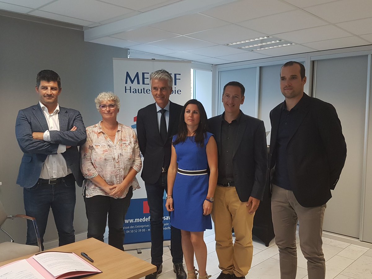 Signature d un partenariat avec #doublemixte et #medef74 pour favoriser le rapprochement #entreprises et #sportifshautniveau  en présence de sportifs de haut niveau, du dirigeant de #greenweez Romain Roy, de #jeanlucRaunicher president du #Medef74 et de paul-Henri de Le Rue