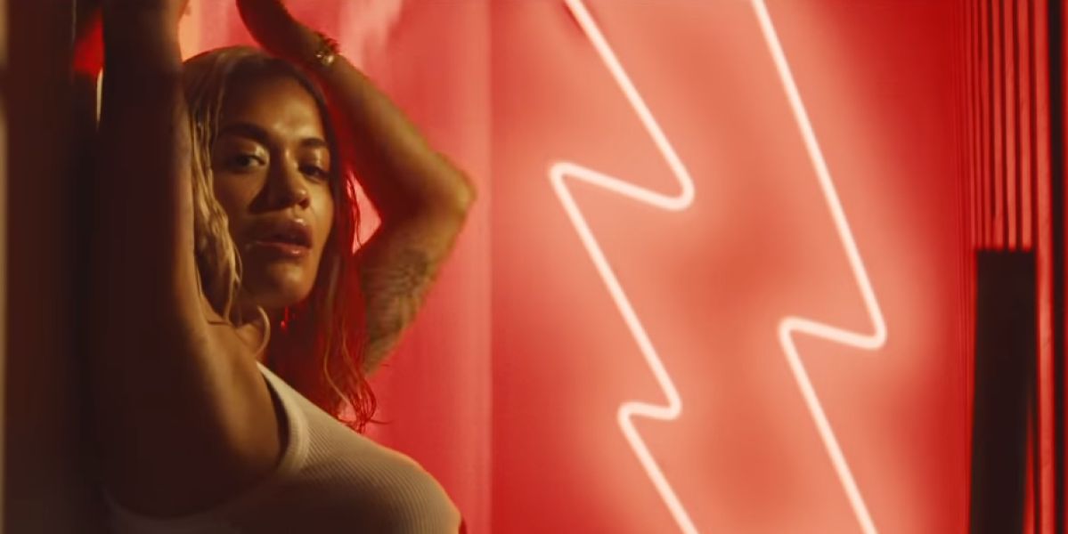 h_farandula's tweet photo. #RitaOra estrenó en días pasados su nuevo sencillo #LetYouLoveMe, tema de su próximo disco #Phoenix, que saldrá a la venta el 23/nov/18. El vídeo fue dirigido por Malia James y como co-protagonista la instagramer y modelo #SonnyHall. 👁️https://t.co/zGqnimPQb8👀 https://t.co/KvEkby52ix