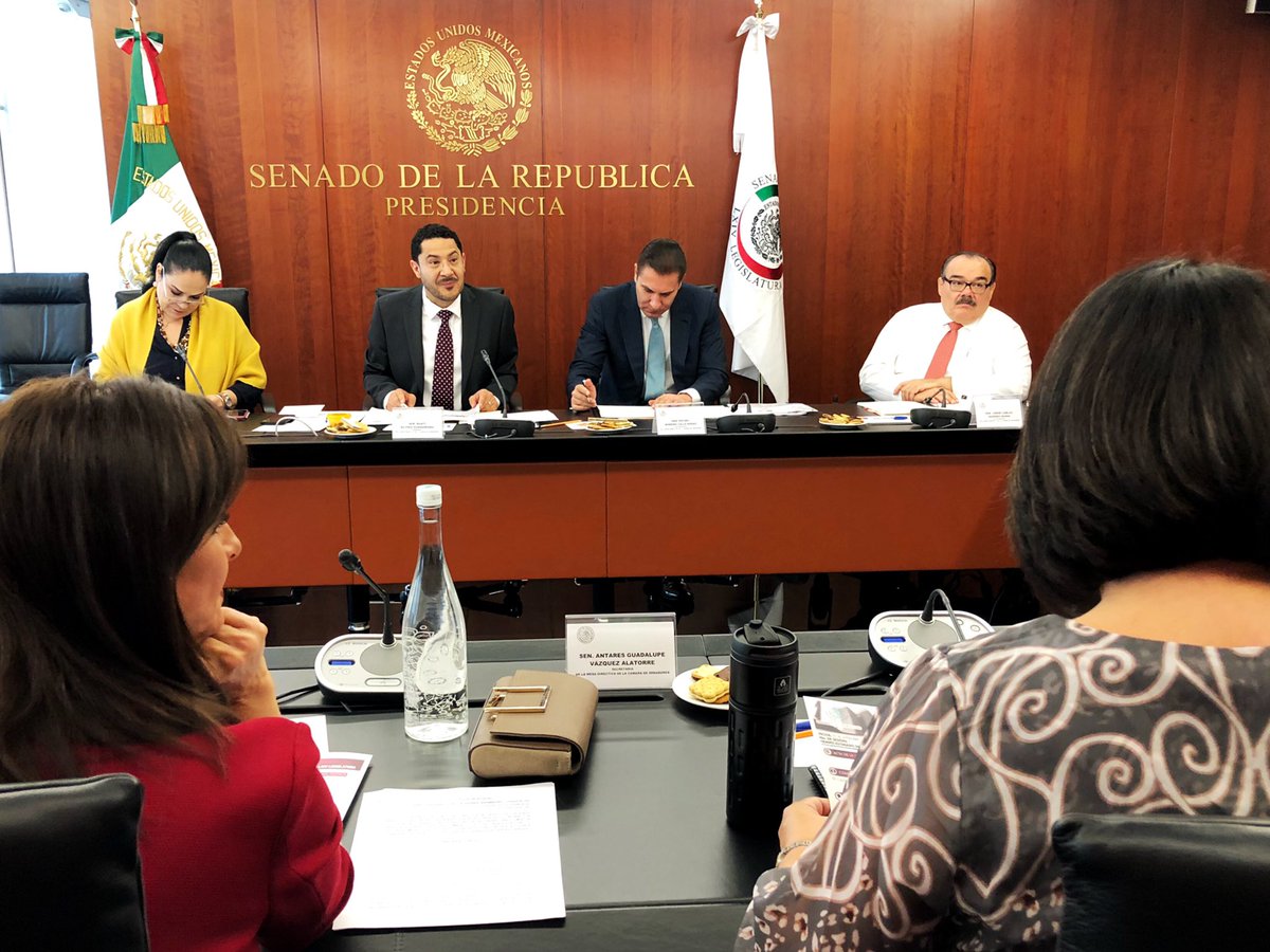 Como cada día de sesión presido la reunión previa de la Mesa Directiva del <a href="/senadomexicano/">Senado de México</a>. Analizamos los temas que se presentarán en la reunión plenaria que se llevará a cabo en unos minutos más.