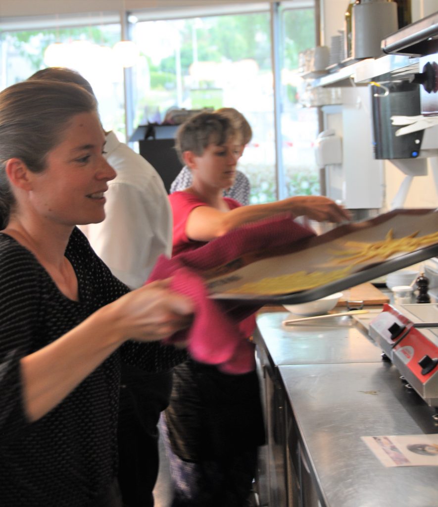 MeinKuechenchef's tweet photo. Ein Koch-Event für euren Geschäfts-Anlass @MeinKuechenchef wäre mal etwas anders! #foodwaste #Bern 
https://t.co/lM2KJtcFyv https://t.co/nlI8OXvGDm