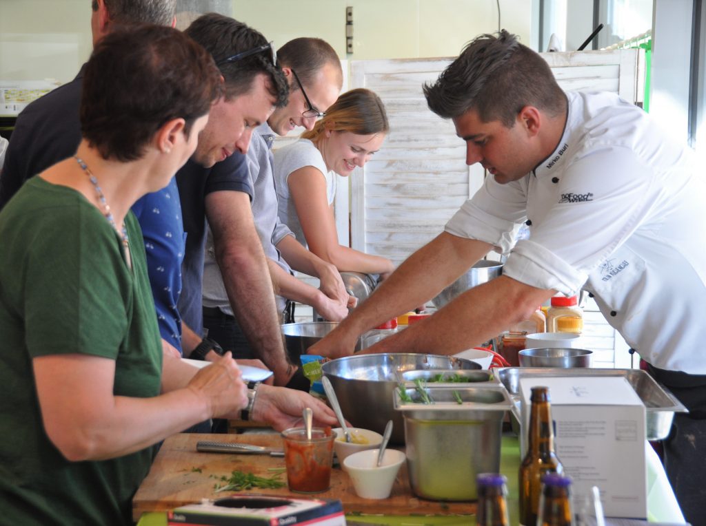 MeinKuechenchef's tweet photo. Ein Koch-Event für euren Geschäfts-Anlass @MeinKuechenchef wäre mal etwas anders! #foodwaste #Bern 
https://t.co/lM2KJtcFyv https://t.co/nlI8OXvGDm