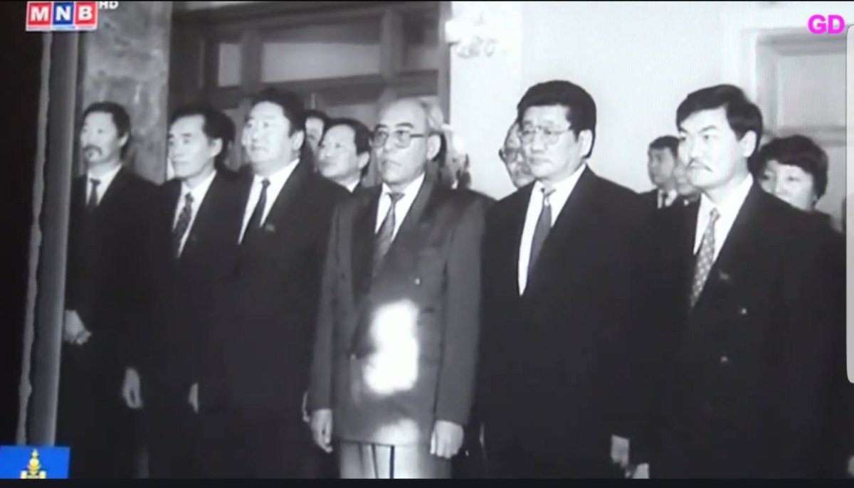 УИХ-ын дарга Н.Багабанди, Ерөнхийлөгч П.Очирбат, Ерөнхий сайд П.Жасрай, УИХ-ын дэд дарга Ж.Гомбожав, Шадар сайд Ч.Пүрэвдорж, Дээд шүүхийн ерөнхий шүүгч Д.Дэмбэрэлцэрэн нарын зураг.