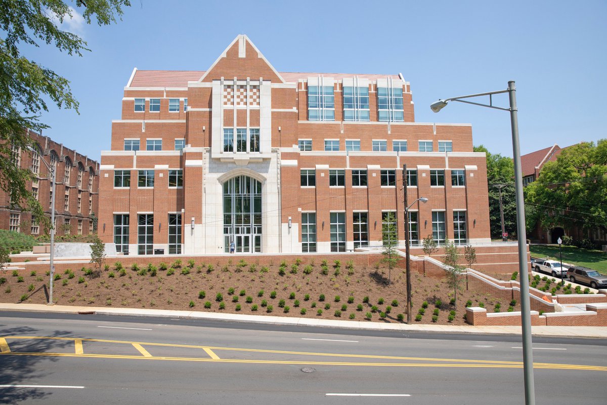 The campus celebrated the late Ken and Blaire Mossman on Friday with the dedication of the building named in their honor. The couple met at UT in 1968. news.utk.edu/2018/09/24/cam…