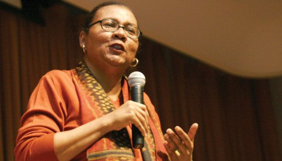 The100GO's tweet photo. Author, scholar and activist bell hooks has emerged as one of the leading feminist figures of her era, and her writing and scholarly work has been studied by many budding feminists and activists for...(https://t.co/AItBL4UQTP) #LKBHF @BlackAmericaWeb #APeoplesJourney https://t.co/Aaua0xNEcd