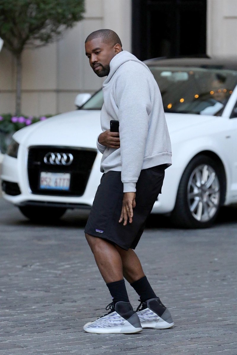 theyeezymafia's tweet photo. Kanye out in Chicago wearing the upcoming YEEZY BSKTBL releasing in 2019 https://t.co/GHXhLKfGkd
