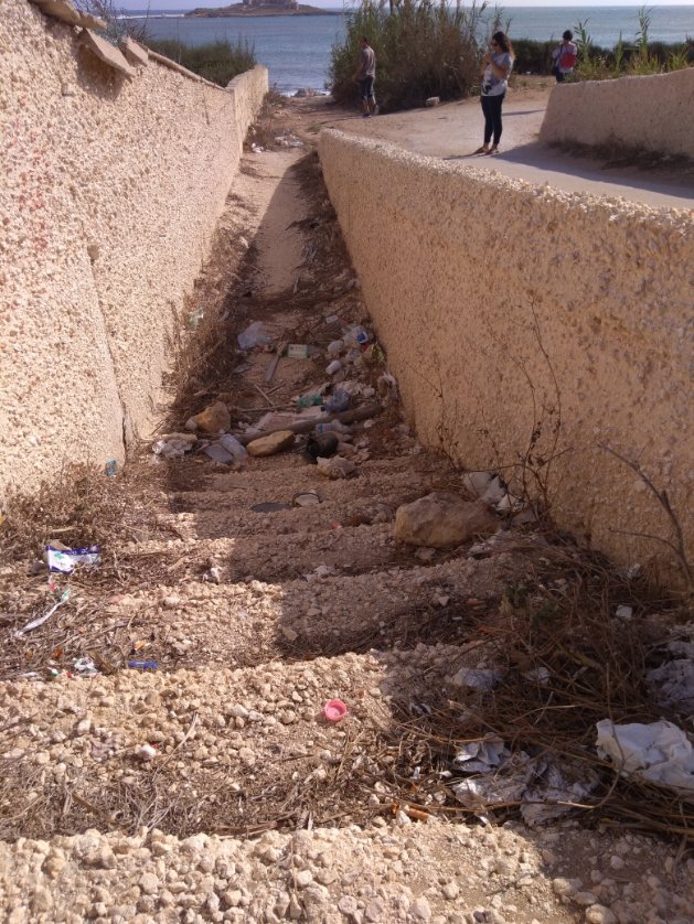 Nuovo episodio di #OrdinarioDegrado in #Sicilia , località #IsolaDelleCorrenti. #25settembre