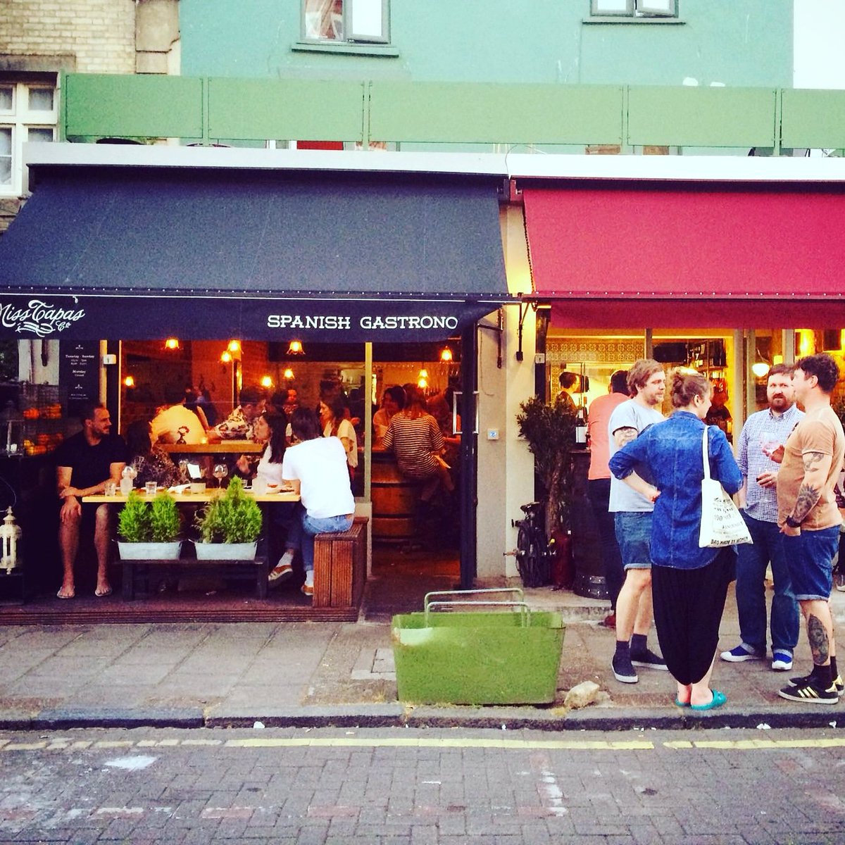 The days of summery scenes like this are sadly numbered, so pop down and lap up the vibes while you can! 🌤️🇪🇸