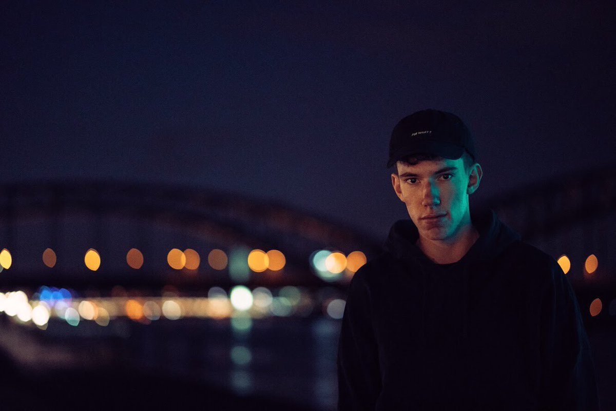 iamjugende's tweet photo. new music this friday /rn 🤹🏻‍♂️ 
📸Tomwanted 

#musician #producer #cologne #citylights #newmusic #electropop https://t.co/Y9WvOUtjzW