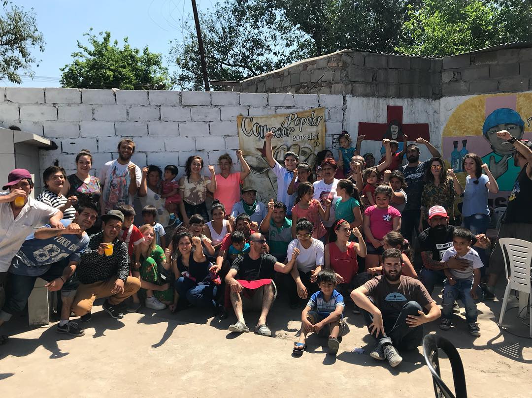 BrunoLarocca's tweet photo. No salió en los diarios, pero el sábado #DonOsvaldo tocó en Central Córdoba, Tucumán, y antes de eso, donaron entradas (dinero) para que el comedor popular obrero y estudiantil Santos Discépolo pudiera comprar una ofladora y una amasadora, y concretar el proyecto de "Pan Social". https://t.co/L5T73jKyhY