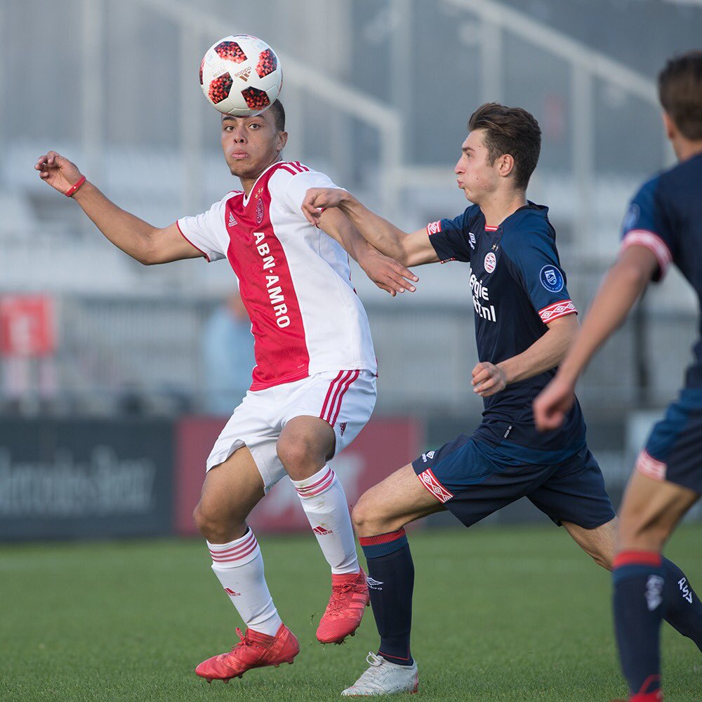 90. Afgelopen! #AjaxO19 wint met 4-2 van PSV O19 en pakt de koppositie! ❌❌❌ #ajapsv