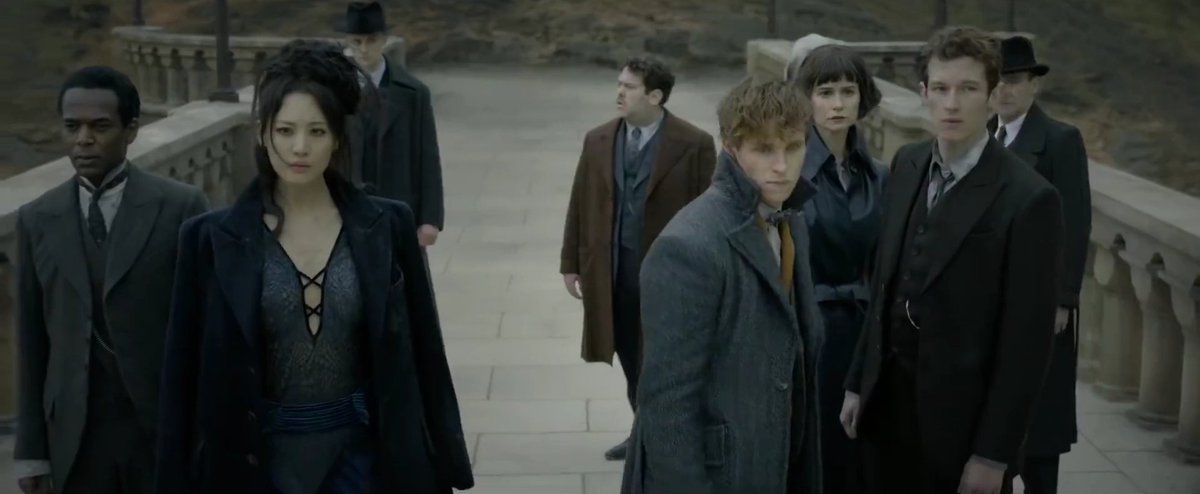 XavierWitcher96's tweet photo. Vamos a ser claros. Aquí se nota quién es muggle porque es el único mirando hacia el castillo en plan WTF IS HAPPENING HERE.

Jacob es una metáfora de todos los potterheads si fuéramos a Hogwarts.

#FantasticBeasts https://t.co/PtfcXRDZbH
