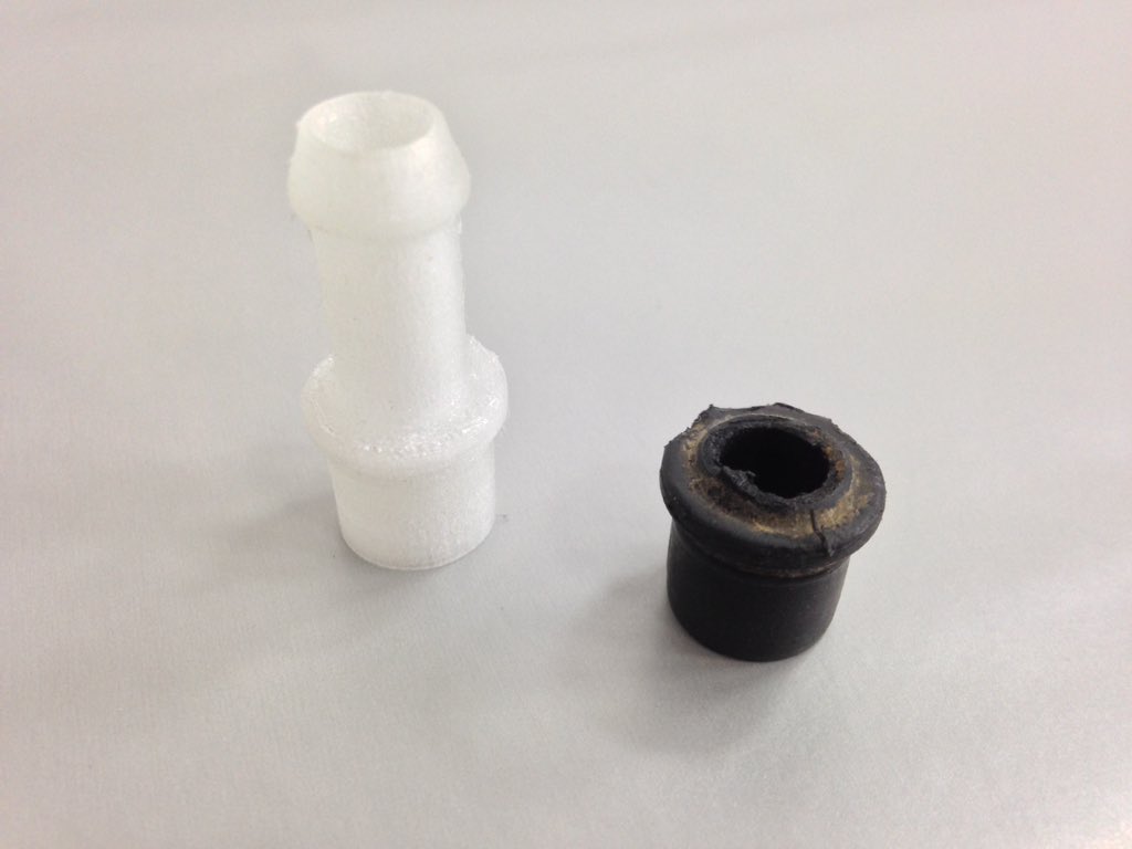 Bradac3D's tweet photo. Plastová část palivové soustavy u vozu Land Roveru. Další ze série součástek, které nelze samostatně koupit. Bez této součástky by nebylo možné dokončit opravu. #3dprinting #3dprint #3dtisk #PETG #landrover #defender #car #cars #fuel #fuelsystem #soucastka #components https://t.co/NzOPJ565qu