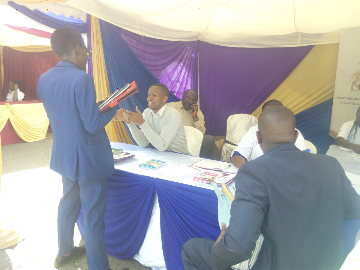 EACCKenya's tweet photo. @EACCKenya officers engage with members of the public during the LSK Legal Awareness Week 2018 at the LSK Parking Yard at Milimani Law Courts. #MulikaMalizaUfisadi https://t.co/B9GKx8xk0w