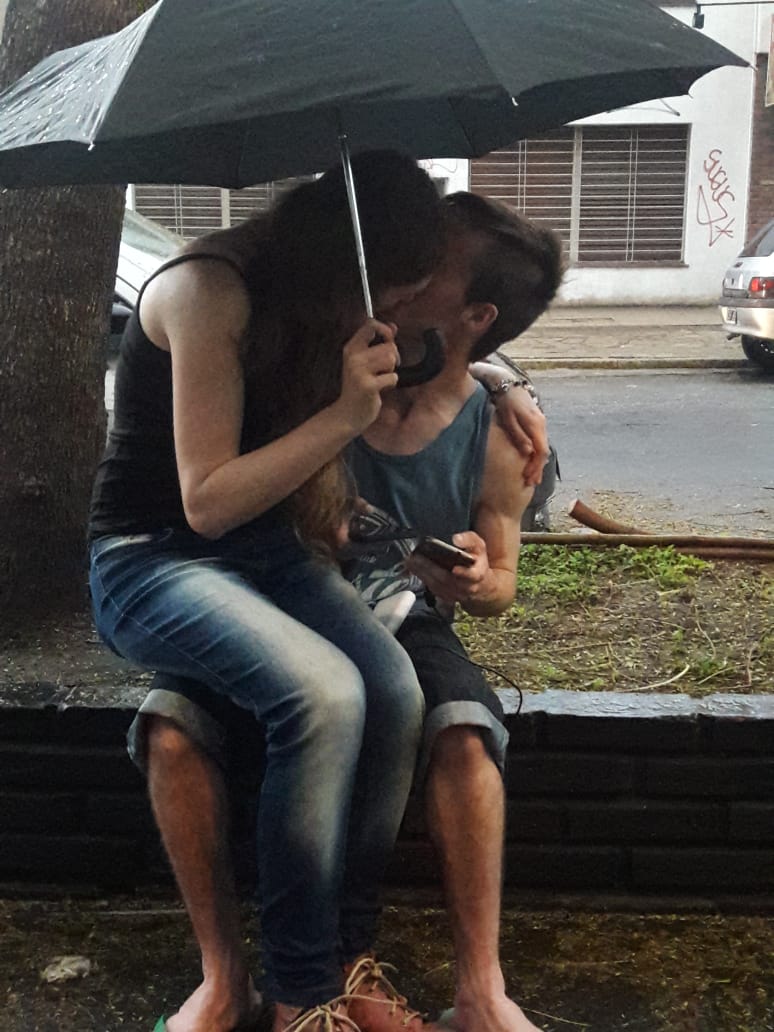 Está ahí conmigo en cualquier momento, llueva, truene o que se nos caiga el cielo encima. Está ahí para mi en los momentos que mas lo necesito, y estuvo ahí en mas malas que buenas, me es imposible no corresponderle de la misma manera. Te amo mucho, y estoy feliz de que sea así♥