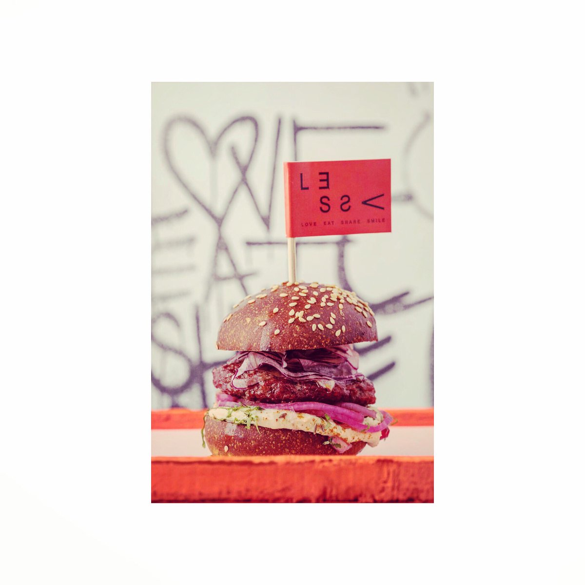 LESS burger “marakech”... wanna try this beauty? Come and visit us <a href="/kookeet/">oda gizaw</a>.brugge this weekend #lessmoves #loveeatsharesmile #love #eat #share #smile <a href="/bistroless/">L.E.S.S Bistro</a>