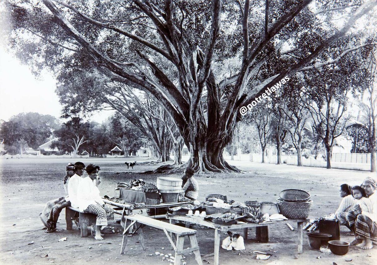 potretlawas's tweet photo. Perut lapar? Kerongkongan kering minta teh atau kopi? Mampir saja, mari~

Malang 1900-10. https://t.co/t5wcbiIeiR