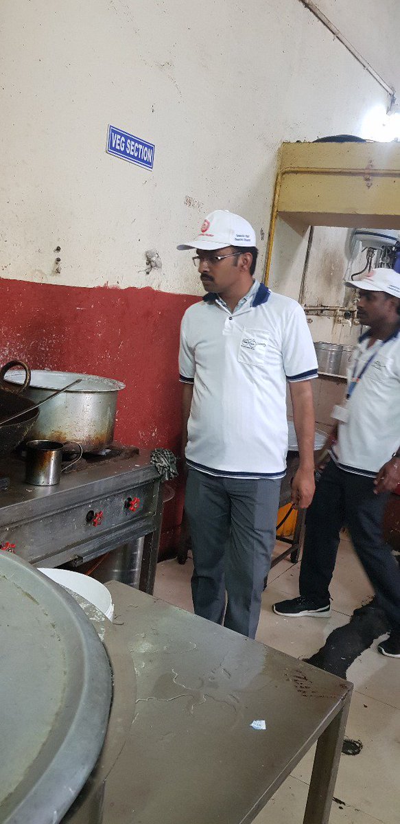 drmsecunderabad's tweet photo. #Swachh Aahar   #StationDirector inspecting base kitchen of   #msKitchenExpressFoodServices on #Platform No 1 @Secunderabad station. https://t.co/YPc0Hbf3FD