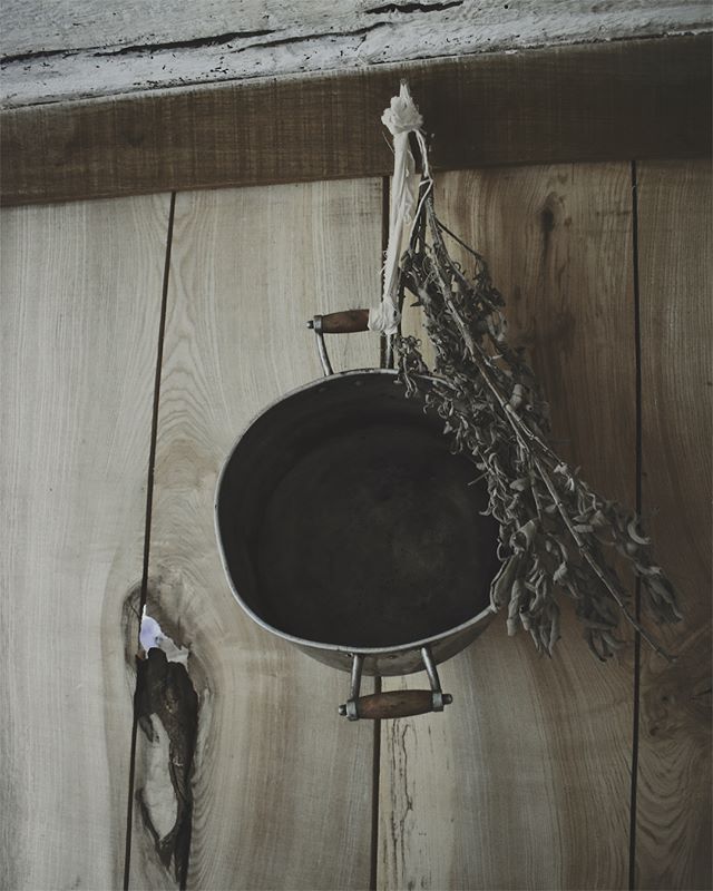 Teinter_Taylor's tweet photo. dye pot + sage. This slightly weathered friend was found in a charity shop when I lived in Marseille. I wonder what things it cooked up in its previous life. .
Now it helps tease out beautiful colours and I think thats not a bad retirement really. .
.
.
#naturaldye #thrifted #reu https://t.co/JpsYInRwh0