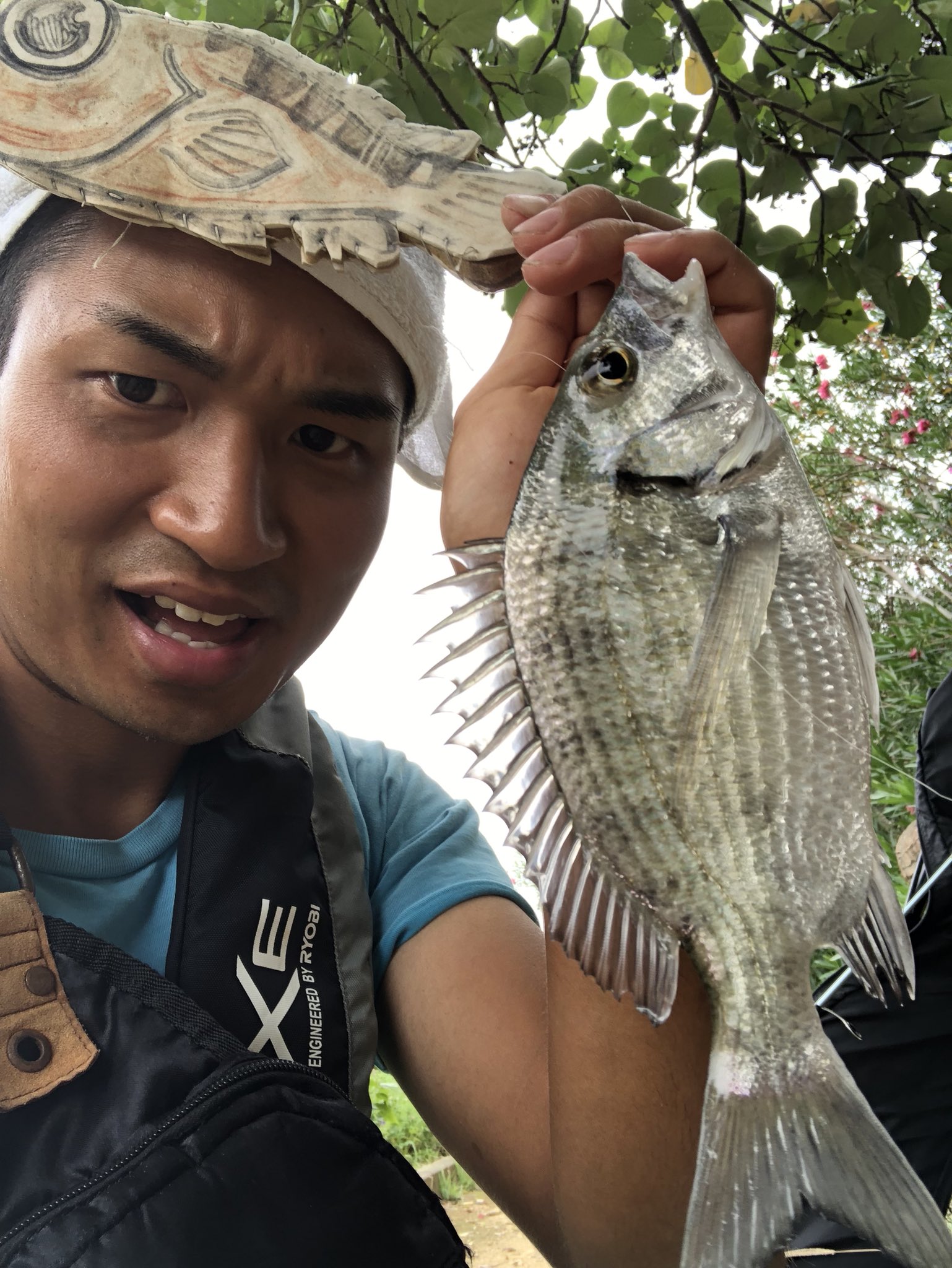 تويتر さかな芸人ハットリ على تويتر 渡嘉敷行きが台風でなくなり 沖縄本島 漫湖公園にて汽水釣り 251ミナミクロダイ 通称チン 252セスジボラ暫定 ボラと違って背中に隆起線があり鱒 なんだか隅田川の河口にきたような錯覚 300種類の魚を釣るまで自分で