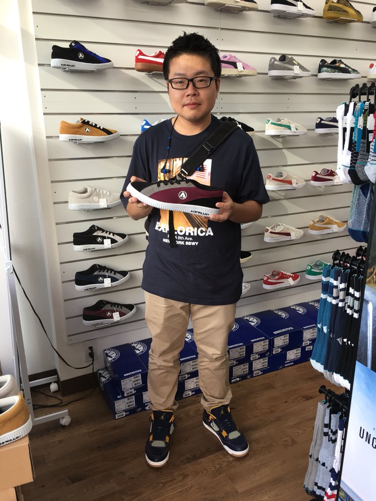 mashup_osu's tweet image. 〜お客様スナップ〜
AIRWALK ONE OG FLUXをお買い上げいただいたお客様❗️いつもありがとうございます🙏🏻以前から気になっていAIRWALK。普段履きでもオシャレでも履ける一足ですね✨また履いて遊びに来てください😆👍🏻お待ちしてます👣👣
#airwalk #oneog #sneakershop #mashup
#大須 #名古屋