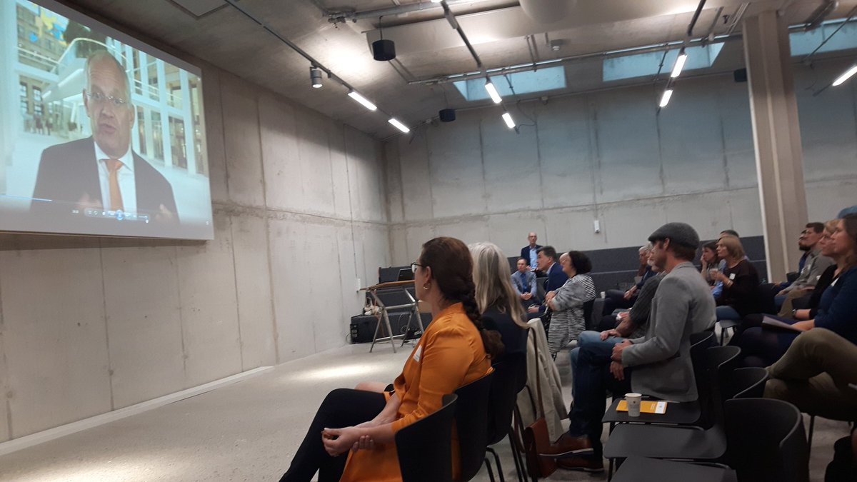 jealeete's tweet image. Very 2018! #BeyondRCT conference and inspirational talk about the need of citizin sciense for change in healthcare.  Live on screen by #ErikGerritsen :