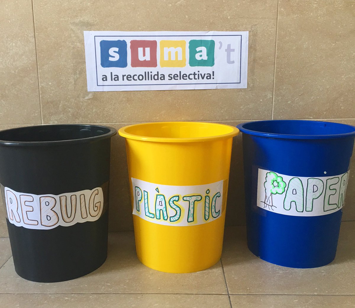 luciamdcprat's tweet photo. Els delegats i delegades del Comitè Ambiental @escolamdcprat @EscolesXESC han customitzats les papereres, per tal que fem bé la recollida selectiva, Suma’t! ➕♻️ https://t.co/gtOENx3l9A