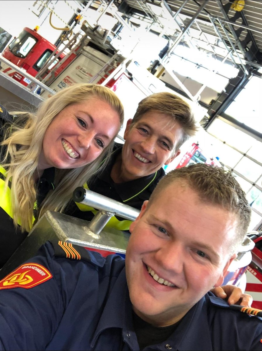 WA_Kampen4's tweet photo. Samen met @Pol_KampenWa2 te gast bij de #brandweerKampen. Ism de #GGD, #GHOR en #brandweer voorlichting geven aan 1e klassen van het PieterZandtcollege IJsselmuiden. #safetyclass #cyberpesten #sexting #stopblocktell #voorlichting #samenwerken #pubers #veiligleven @stadsbrandwacht https://t.co/PLKp4nn87c
